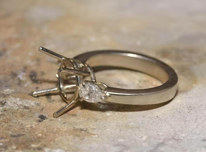 Collection d'alliances et de bagues.